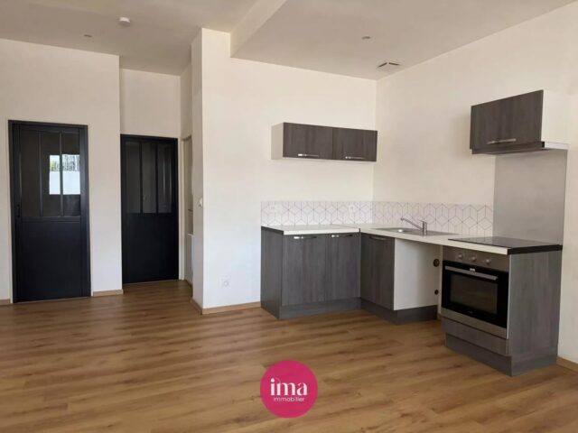 | A VENDRE | Appartement clés en main complètement rénové ✨
 
Découvrez ‘HENRI’, cet appartement T3 de 54m² habitables, idéalement situé en plein cœur du quartier de Gazonfier.
 
🥰 On aime sa luminosité dans sa belle pièce de vie de 26m² avec cuisine ouverte, ses deux belles chambres et sa salle d’eau, idéal pour un investissement locatif !
 
✅ Les bonus de ‘HENRI’ : ses prestations récentes et de qualité notamment son isolation, l’électricité, la peinture ainsi que ses menuiseries.  Son DPE B et ses faibles charges de copropriété sont de réels atouts pour cet appartement !
 
Contactez-nous pour en savoir davantage 😉
 
A très vite
 
#appartement #agenceimmobiliere #projetimmobilier #lemans #avendre
#immobilierlemans #T3 #recent #qualite