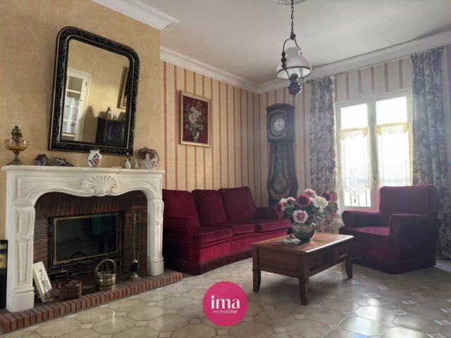 | A VENDRE | Maison familiale dans un quartier prisé 🤩

Découvrez ‘ASHLEY’, cette maison de 127m² habitables, située dans le quartier du Jardin des Plantes. 

🥰 On aime ses 4 belles chambres dont une de plain pied et sa possibilité d’en créer une cinquième à l’étage ainsi qu’une seconde salle d’eau et deux toilettes ! 

✅ Les bonus de ‘ASHLEY’ : son grenier aménageable et son garage avec porte motorisée d’environ 31m² équipé d’une prise pour recharger une voiture électrique ! 

Contactez-nous pour en savoir davantage 😉

A très vite 

#maison #agenceimmobiliere #projetimmobilier #lemans #terrain #jardindesplantes #localisation #avendre #ville #parc #immobilierlemans