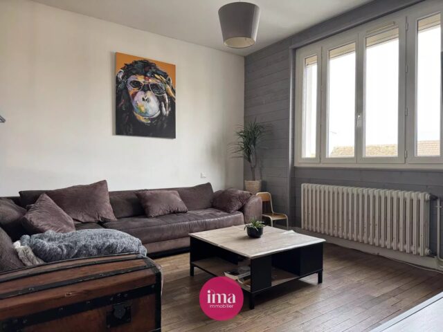 | A VENDRE | Maison cocooning et familiale ✨

Découvrez ‘JULIETTA’, cette maison de 113m² habitables, située dans la commune de Parigné l’Évêque, à 20min du Mans. 

🥰 On aime son grand séjour avec sa cuisine équipée ouverte de près de 32m² donnant un accès direct à sa belle terrasse et son grand jardin arboré sans vis-à-vis, son charmant salon parqueté, ses 5 chambres dont une de plain-pied avec son point d’eau ! 

✅ Les bonus de ‘JULIETTA’ : son grand garage de 25m², son abri de jardin et sa cave d’environ 20m² pour encore plus d’espace de stockage, sa dépendance fournie en eau et électricité, idéale pour une profession libérale ou autre selon vos envies, sa localisation dans un bourg dynamique ainsi que ses prestations modernes et de qualité ! 

Contactez-nous pour en savoir davantage 😉

A très vite 

#maisonavendre #famille #parigneleveque #cleenmain #maisonrenovee #avendre #projetimmobilier #sarthe #jardin #dependance
