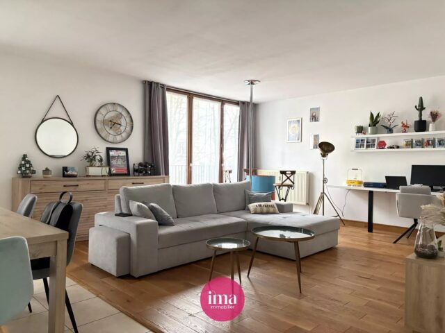 | À VENDRE | Appartement rénové avec goût et baigné de lumière ✨

Découvrez 'PALMA', un spacieux appartement T3 de 87,46m² habitables, situé dans une résidence calme et entretenue, au cœur du quartier Bollée. 

🥰 On aime ses volumes généreux et sa luminosité dans tout l’appartement grâce à ses larges ouvertures, sa grande pièce de vie de 48m² comprenant son séjour et sa cuisine américaine. Puis côté nuit : sa salle d’eau moderne, ses WC indépendants, ainsi que ses deux belles chambres ! 

✅ Les atouts de ‘PALMA’ : aucun travaux n’est à prévoir, vous y trouverez une cave pour un espace de stockage supplémentaire, sa facilité de stationnement avec de nombreuses places au sein de la résidence, et sa bonne localisation avec les transports, le centre-ville et les écoles, tout en étant dans une résidence calme ! 

Contactez-nous pour en savoir davantage 😉

#bollee #projetimmobilier #appartementavendre #T3 #residencecalme #immobilierlemans #lemans #agenceimmobiliere #moderne #luminosite