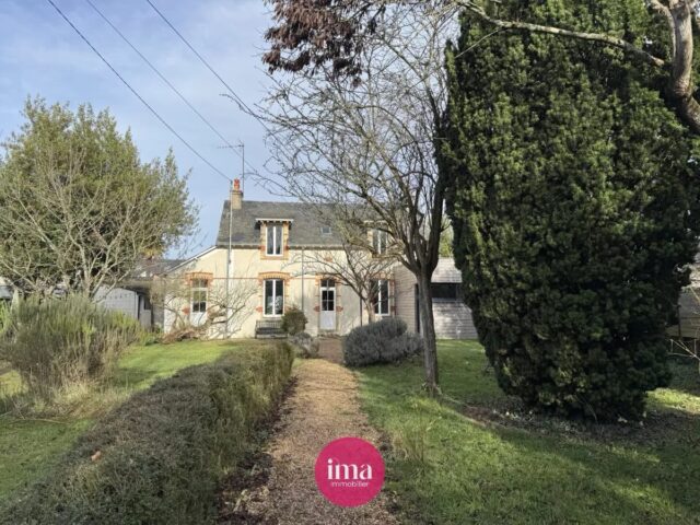 | À VENDRE | Maison de charme rénovée sur les bords de Sarthe 🤩

Découvrez ‘HANAÉ’, cette maison de caractère de 116m² habitables construite en 1924 et récemment rénovée, située dans le bas de la rue Henry Delagenière, proche des bords de Sarthe, sans être en zone inondable. 

🥰 On aime ses beaux carreaux de ciment dès l’entrée, sa grande pièce de vie exposée plein sud, avec d’une part une salle à manger paquetée ouverte sur sa cuisine équipée, et d’une autre part un salon convivial avec son parquet et sa cheminée en marbre fonctionnelle pour un total de 44m², toujours de plain-pied, deux belles chambres avec salle de bain et WC, et deux grandes chambres avec leur salle d’eau à l’étage, son grand écrin de verdure calme et arboré sans vis-à-vis ! 

✅ Les bonus de ‘HANAÉ’ : sa dépendance et son abri de jardin pour davantage d’espaces de stockage, sa possibilité de construire un garage et des places de stationnement et surtout sa localisation proche du centre-ville et de la cathédrale tout en restant dans un environnement calme et verdoyant !

Contactez-nous pour en savoir davantage 😉

A très vite 

#maisonavendre #cheminee #charme #lemans #maisonrenovee