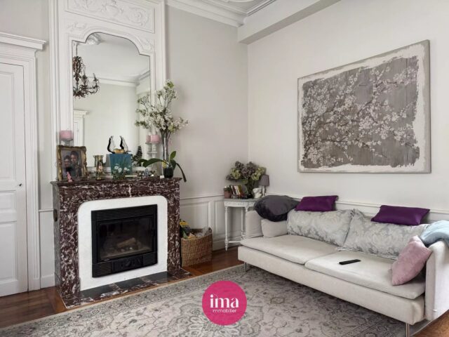 | À VENDRE | Maison bourgeoise alliant parfaitement le charme de l’ancien et le confort contemporain 🤩

Découvrez ‘BLANDINE’, cette maison de charme de 150m² habitables rénovée en 2020, idéalement située dans le quartier Monod, à proximité des commerces, des écoles et du tramway. 

🥰 On aime ses beaux carreaux de ciment dès son hall d’entrée, sa grande pièce de vie avec, d’un côté, une salle à manger avec sa cheminé donnant accès à une belle terrasse et son jardin clos, et d’un autre côté son chaleureux salon, de plus de 21m², ouvert sur sa cuisine de 20m², aménagée et équipée, ses 4 chambres et son dressing, ses deux salles d’eau dont une avec baignoire et douche ainsi que ses beaux éléments comme ses moulures, son magnifique parquet ou encore sa cheminée avec insert, ainsi que sa localisation idéale proche des transports, des écoles et des commerces ! 

✅ Les bonus de ‘BLANDINE’ : ses prestations de qualité telles que son double vitrage, ses volets roulants électriques et sa récente chaudière, des WC séparés à chaque étage pour faciliter votre quotidien, sa cave et surtout son garage avec porte motorisée, ce qui s’avère être un luxe dans le secteur !

Contactez-nous pour en savoir davantage 😉

À très vite 

#maisonavendre #projetimmobilier #lemans #terrasse #garage #maisonrenovee #charme #maisondecaractere #cheminee #maisondecharme #parquet #moulures