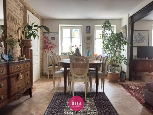 | À VENDRE | Ancienne fermette rénovée avec goût proche du centre-ville 😍

Découvrez ‘BIANCA’, cette maison de charme de 95m² habitables rénovée en 2013, idéalement située au croisement entre les quartiers Croix de Pierre et les Maillets, à proximité du Parc Banjan et à 10min à pied des Jacobins et de la Cathédrale. 

🥰 On aime ses beaux éléments de charme avec son mur en briques et ses pierres apparentes dans sa belle pièce de vie de plus de 30m², donnant accès à une terrasse et son joli terrain arboré, sa cuisine aménagée et équipée moderne, ses 3 chambres dont une au rez-de-chaussée, puis sa grande mezzanine au premier étage offrant de multiples possibilités d’aménagement ! 

✅ Les atouts de ‘BIANCA’ : son charme de l’ancien tout en étant rénovée et confortable, ainsi que sa localisation idéale proche des transports, des écoles, des commerces et du centre ville !

Contactez-nous pour en savoir davantage 😉

À très vite 

#maisonavendre #projetimmobilier #lemans #terrasse #jardin #maisonrenovee #charme #maisondecaractere #fermette #centreville