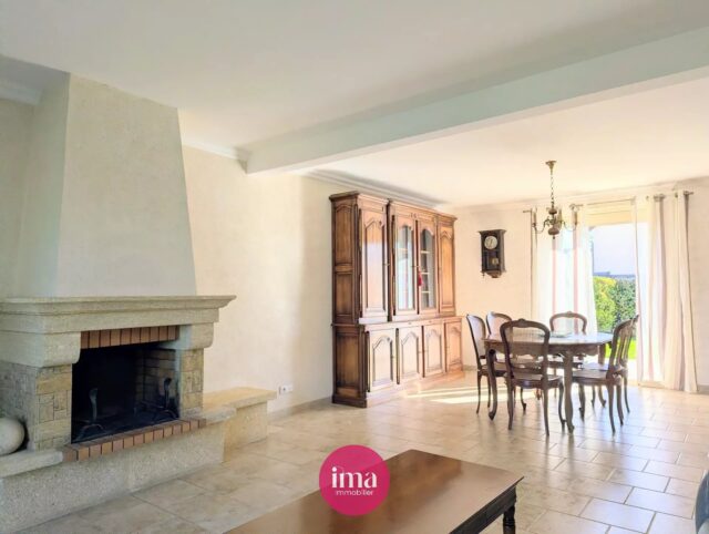 | A VENDRE | Maison familiale avec son grand terrain 🤩

Découvrez ‘ARIANE’, cette grande maison indépendante de 171m² habitables, située dans la commune de Sargé-Lès-Le-Mans, à 10min du Mans. 

🥰 On aime ses beaux volumes, notamment sa pièce de vie lumineuse d'environ 35m² avec sa cheminée. Côté nuit : ses 2 chambres au rez-de-chaussée, ainsi que 3 belles chambres à l’étage, et également un espace supplémentaire de 29m² aménageable à votre guise, aux deux niveaux vous trouverez une salle d’eau, un dressing et des WC indépendants pour plus de confort au quotidien !

✅ Les atouts de ‘ARIANE’ : son garage, sa cave, son atelier et son vaste grenier pour vous fournir tout l’espace nécessaire à chacun, mais aussi son grand terrain verdoyant et piscinable, son chauffage au sol et sa pompe à chaleur récente de 2021 !

Contactez-nous pour en savoir davantage 😉

A très vite ! 

#sarge #projetimmobilier #achatimmobilier #maisonavendre #immobilierlemans #jardin #garage #sarthe #maisonfamiliale