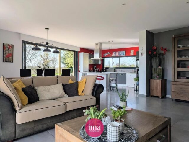 | A VENDRE | Maison familiale sur un terrain verdoyant 🌳

Dans un environnement calme et préservé à deux pas des transports en commun, ‘FUJI’ est une maison familiale située à la Milesse sur un terrain de 5 000m² et une superficie d’environ 172m².

🥰 On aime sa lumineuse pièce de vie de plus de 51m² ouverte sur une cuisine aménagée et équipée, sa terrasse exposée sur ouest, son poêle à bois pour des soirées chaleureuses, ses deux chambres au rez-de-chaussée dont une suite parentale de 25m², ainsi que ses 3 autres chambres à l’étage !

✅ Les bonus de ‘FUJI’ : son chauffage au sol, ses fenêtres en aluminium triple vitrage, sa buanderie, son cellier, son garage, sa cave et une grange de 167m².
Envie de découvrir ‘FUJI’ ? Contactez-nous !

#lamilesse #maisonfamiliale #terrain #immobilierlemans #plainpied