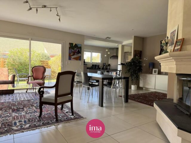 | A VENDRE | Maison familiale dans un quartier recherché 🤩

Situé dans le quartier recherché Isaac/Prémartine, découvrez ‘FLY’, cette grande maison d’environ 154m² construite en 2013.

🥰 On aime son terrain arboré de 674m², son lumineux séjour/cuisine de plus de 56m² avec cheminée, sa suite parentale de plain-pied avec dressing, ainsi que ses 3 autres chambres à l’étage !

✅ Les + de ‘FLY’ : son double garage avec accès à la cave et au jardin, sa domotique avec vidéo surveillance, volets électriques, digicode et vidéophone.

Vous êtes à la recherche d’une maison familiale à proximité des écoles, transports et du centre-ville ? ‘FLY’ est le bien parfait pour vous 🤗

Contactez-nous plus d’informations !

#maisonfamiliale #immobilierlemans #doublegarage #plainpied #projetimmobilier