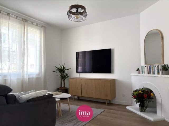 | A VENDRE | Maison rénovée aux portes du Jardin des Plantes 🌱 

‘IRIS’ est une charmante maison d’environ 96m2 rénovée en 2026, idéalement située à proximité du centre ville et du Jardin des Plantes. 

🥰 On aime son lumineux séjour avec cuisine ouverte de près de 25m2, son salon cocooning de plus de 13m2, son jardin arboré exposé ouest et ses 3 chambres parquetées ! 

Les bonus de ‘IRIS’ : ses prestations techniques de qualité avec des volets solaires, une vmc, une chaudière à condensation récente, ses espaces de rangement avec sa cave et espace atelier au niveau du jardin, sa large place de stationnement sur la parcelle et enfin son grenier aménageable !

Alors, on organise une visite ?😎

#jardindesplantes #immobilierlemans #projetimmobilier #maisonrenovee