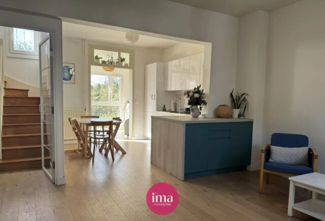 | A VENDRE | Maison familiale à deux pas du Jardin des Plantes 🪴 

Tombez sous le charme de ‘MARIA’, cette maison d’environ 115m2 située à proximité du Jardin des Plantes. 

🥰 On aime son charmant séjour de plus de 21m2 ouvert sur une cuisine aménagée et équipée de près de 10m2, sa pièce lumineuse en extension pouvant faire office de bureau ou salle à manger, ses 4 chambres dont une avec dressing, ainsi que son jardin arboré avec terrasse en hauteur !

✅ aucun travaux ne sont à prévoir, ‘MARIA’ dispose d’une chaudière à condensation récente, de fenêtres en double vitrage PVC, d’une vmc… elle n’attend plus que vous !

Contactez-nous pour visiter !

#jardindesplantes #immobilierlemans #maisonfamiliale #projetimmobilier