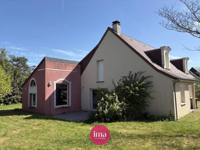 | A VENDRE | Une vie paisible à la campagne 🌳

Découvrez ‘SUZETTE’, cette maison familiale d’environ 182m2 située entre La Bazoge et La Guierche, à 15/20min du centre-ville du Mans. 

🥰 On aime son impressionnante pièce de vie de plus de 93m2 avec sa magnifique cheminée, sa grande extension pour un espace de jeux, bureau, cinéma ou autre, son terrain de 1365m2 sans vis-à-vis et triplement exposé, ses 5 chambres dont une de plain-pied et enfin sa mezzanine cocooning !

Les bonus de ‘SUZETTE’ : son DPE B, sa bonne isolation ou encore son système de chauffage par pompe à chaleur ✅

🚗 Pour votre confort au quotidien, profitez d’une grande buanderie/arrière cuisine, une cave et un double garage avec porte motorisée. 

Contactez-nous pour plus d’informations 🤗

#immobilierlemans #projetimmobilier #campagne #doublegarage #lemans