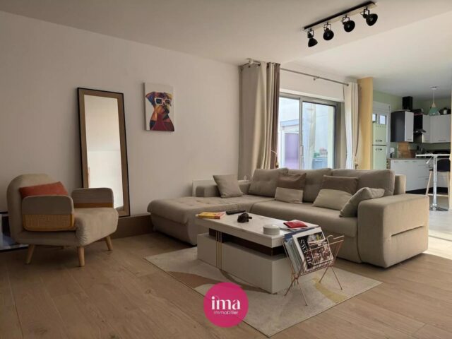 | À mi-chemin entre maison et appartement 🤩 | 

Découvrez ‘SÈVRE’, ce T3 de près de 87m2 situé dans le quartier Gazonfier. 

🥰 On aime sa pièce de vie de plus de 35m2 ouverte sur une cuisine d’environ 8m2 donnant accès à une superbe terrasse orientée sud ouest, son jardin privatif sur à l’avant, son accès indépendant et sa rénovation au goût du jour !

✅ les bonus de ‘SÈVRE’ : sa cave, ses fenêtres en DV PVC de 2025 et la possibilité d’acquérir un garage en sus !

Vous souhaitez plus d’informations ? Contactez-nous 🤗

#immobilierlemans #appartement #gazonfier #jardin #garage