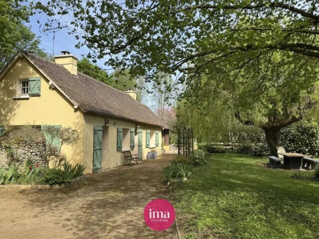 | A VENDRE | un écrin de verdure aux portes du Mans 🤗🌸

Tombez sous le charme de ‘PRUNE’, cette charmante maison de campagne de plus de 105m2 située sur la commune de Savigné-l’Évêque, à 20min du Mans. 

🥰 On aime son joli salon d’environ 22m2 avec ses belles poutres et sa cheminée, sa seconde pièce de vie de plus de 30m2 avec vue sur le jardin arboré, ses 3 chambres dont une de plain-pied, sa grande mezzanine et enfin son terrain de 2700m2 !

✅ Les bonus de ‘PRUNE’ : son garage de 27m2 ainsi que sa dépendance d’environ 16m2 avec eau et électricité. 

Envie de visiter ? Contactez nous ✨

#maisondecampagne #projetimmobilier🏚️ #immobilierlemans #savignelévêque #terrain