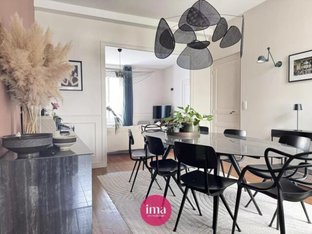 | Mancelle de charme 🥰 | 

Tombez sous le charme de ‘JANE’, cette sublime mancelle rénovée d’environ 92m2, située dans le quartier gare Sud/Miroir. 

🥰 On aime ses carreaux de ciment, ses moulures et son beau parquet, son salon et sa salle à manger lumineuse, sa cuisine aménagée équipée, sa véranda d’environ 15m2 qui s’ajoute aux 92m2 habitables, ainsi que son extérieur intimiste et exposé plein Sud ! 

Une cave et une dépendance complètent ce bien pour plus de confort et d’espaces de stockage. 

Contactez-nous pour plus d’infos 🤗

#mancelle #immobilierlemans #maisonavendre #lemans #projetimmobilier