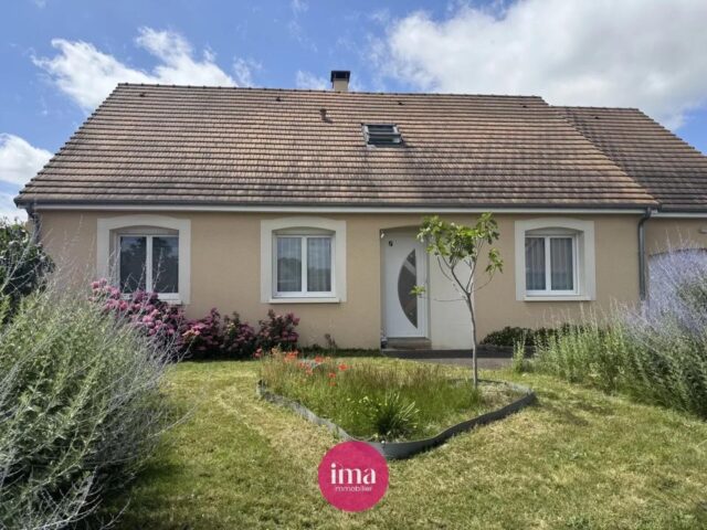 | A VENDRE | Maison contemporaine à Joué-l’Abbé 🤗

Découvrez ‘JOYA’, cette agréable maison indépendante construite en 2009, située sur la commune de Joué-l’Abbé dans un environnement calme et familial. 

🥰 On aime sa belle pièce de vie lumineuse d’environ 40m2, sa cuisine indépendante avec arrière cuisine, ses 4 chambres dont deux de plain-pied, ainsi que son agréable jardin exposé Sud-Ouest !

✨ Les bonus de ‘JOYA’ : son garage, ses menuiseries en PVC DV, ses volets roulants électriques ou encore son poêle à bois pour vos soirées d’hiver !

Contactez-nous pour plus d’informations.

#jouélabbé #projetimmobilier #immobilierlemans #maisonavendre #plainpied