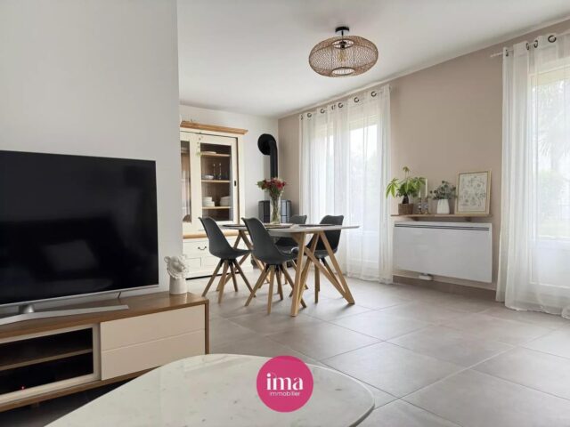 | A VENDRE | Coup de cœur pour cette maison rénovée 💘

Située dans le quartier Bollée/Gazonfier, laissez-vous séduire par ‘ROMA’, cette jolie maison d’environ 84m2. 

🥰 On aime sa rénovation avec des prestations modernes et de qualité, sa pièce de vie lumineuse de plus de 25m2, son jardin avec terrasse en pierre exposé Ouest et sa cuisine spacieuse avec plan de travail en granit !

✅ les bonus de ‘ROMA’ : son garage avec mezzanine de stockage et espace buanderie, sa place de stationnement sur la parcelle, son abri de jardin avec électricité, ou encore son poêle à bois !

Aucun travaux ne sont à prévoir, ‘ROMA’ n’attend plus que vous 🤗

Contactez-nous pour plus d’informations. 

#maisonàvendre #immobilierlemans #projetimmobilier #garage #lemans