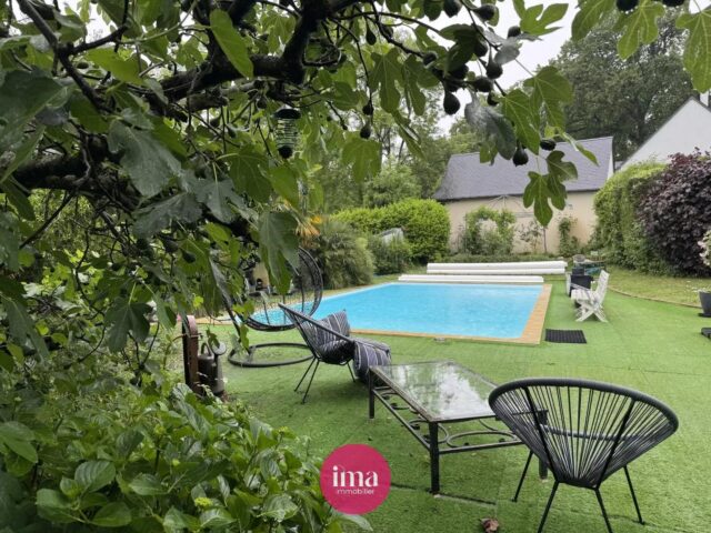 | A VENDRE | Maison familiale avec piscine 🏝️

‘SERENA’ est une maison de 200m2 habitables située dans le quartier Bollée/Gazonfier. 

🥰 On aime son séjour spectaculaire de 67m2 avec cheminée, sa cuisine spacieuse et conviviale, sa suite parentale de plain-pied, son terrain de 900m2 arboré et exposé plein Sud, avec piscine ! 

✅ Les bonus de ‘SERENA’ : sa buanderie, sa cave et son garage pour plus de confort au quotidien. Aucun travaux techniques ne sont à prévoir. 

Contactez-nous pour plus d’informations 🤗 

#piscine #maisonàvendre #immobilierlemans #lemans #projetimmobilier
