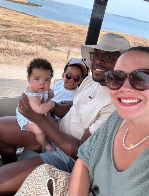 Après une année particulièrement riche, entre gestion d’entreprise et l’arrivée de son deuxième bébé, Anne-Hélène s’accorde une parenthèse bien méritée☀️🤍

Direction Mesquer, pour profiter pleinement de sa famille, se ressourcer au bord de l’océan et savourer ces instants précieux qui passent si vite.

Quelques semaines pour ralentir, créer de beaux souvenirs et revenir avec une énergie renouvelée pour les projets à venir.

Bel été à tous ! 🌊✨💛

#Mesquer #vacancesenfamille #reconnexion #été