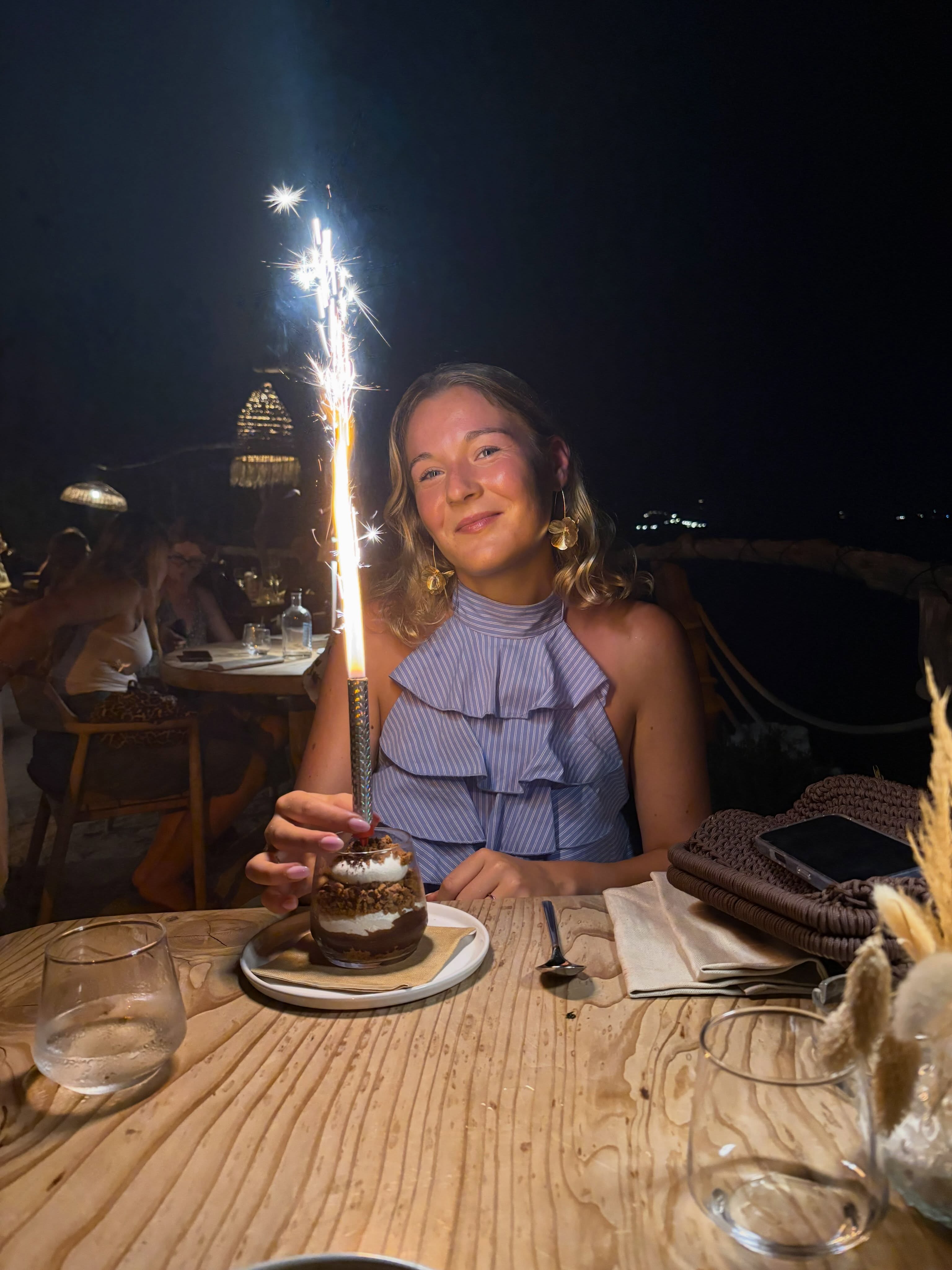 Comme chaque été, la Corse est le rendez-vous incontournable de Castille 🤩

Cette année, ces vacances ont une saveur toute particulière. Après deux années de Master rythmées par les cours, l’alternance et de nombreux défis, Castille a obtenu son diplôme et clôture avec fierté ce beau chapitre 👩‍🎓

Place désormais à quelques jours de déconnexion sur l’Île de Beauté, entre paysages magnifiques, moments de détente et souvenirs à créer, avant de se lancer dans une nouvelle aventure professionnelle.

Très bel été à tous ! 🤗

#Corse #vacances #master #immobilier