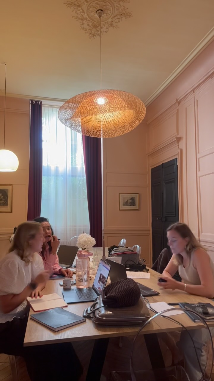 | VLOG 🎬 | Retour sur notre journée séminaire du 1er septembre 🤩

Des idées, des échanges, quelques fous rires, beaucoup de réflexion… et évidemment, une pause gourmande bien méritée 🥰

Parce que derrière nos projets, il y a surtout une équipe qui aime avancer ensemble. 🚀

#seminaire #rentrée2026 #immobilierlemans #projetimmobilier