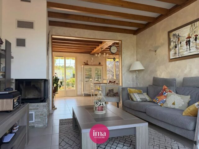 | A VENDRE | Maison familiale avec vue campagne 🌳

Découvrez ‘VIEW’, cette superbe maison familiale de plus de 156m2 habitables, située sur la commune prisée de La Milesse.

🥰 On aime sa pièce de vie lumineuse avec salle à manger et salon cocooning avec cheminée, ses 5 chambres dont 3 de plain-pied, sa cuisine aménagée et équipée, son terrain piscinable de 4350m2, ainsi que sa terrasse avec jacuzzi ☀️

Les bonus de ‘VIEW’ : son sous-sol d’environ 105m2 avec un garage, une cave, une buanderie et un atelier, et sa mezzanine au premier étage permettant un espace détente, bureau ou salle de jeux 🎰 

Contactez-nous pour visiter 🤗

#maisonavendre #lamilesse #projetimmobilier #immobilierlemans #maisonfamiliale