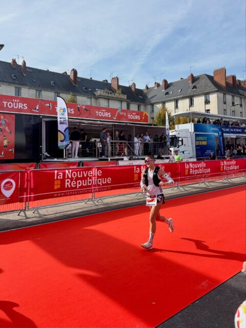 🏃‍♀️ 42,195 km, du courage, de la détermination… et des encouragements jusqu’à la ligne d’arrivée !

Ce week-end à Tours, @castilleimmo72 s’est lancée un beau défi en participant au Marathon de Tours 💪🏅
Et parce que chez ima, on aime aussi être présents dans les moments qui comptent, @annehelenelecourt était là pour l’encourager et partager cette belle journée.

Au fond, marathon et immobilier ont un point commun : les grands projets se construisent étape par étape, avec de la persévérance et surtout, les bonnes personnes à ses côtés. 🏡

Bravo Castille pour ces 42,195 km ! 👏❤️

#marathon #tours #immobilier #projetimmobilier #defi
