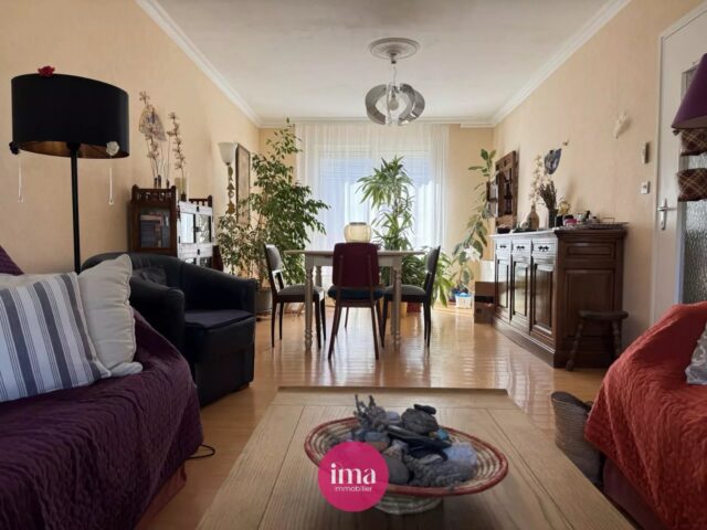| A VENDRE | Charmante maison dans un quartier prisé 🌹

Tombez sous le charme de ‘ROSE’, cette maison d’environ 108m2 habitables, située dans le quartier Premartine. 

🥰 On aime sa belle entrée avec placards de plus de 15m2, sa pièce de vie traversante de plus de 28m2 et son jardin intimiste avec terrasse !

🚗 Les bonus de ‘ROSE’ : son garage de 28m2, sa buanderie, sa place de stationnement sur l’avant et ses 3 chambres ainsi que son bureau.

Contactez-nous pour plus d’informations 🤗

#maisonavendre #premartine #immobilierlemans #garage #projetimmobilier