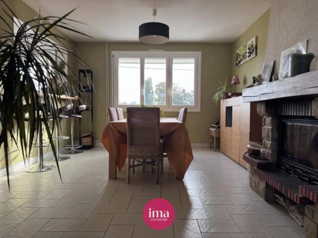 | A VENDRE | À proximité des commerces et des transports 🤗

Découvrez ‘SICILIA’, cette jolie maison d’environ 110m2 habitables située dans le quartier Jaurès/Saint Martin. 

🥰 On aime son séjour traversant de près de 28m2 avec sa cheminée et son balcon filant, sa cuisine semi-ouverte de 9m2, ses 3 chambres de près d’environ 10 et 12m2, son bureau, et ses nombreux rangements !

✅ Les bonus de ‘SICILIA’ : son grand garage de 34m2 avec fosse à vidange, son jardin intimiste exposé plein ouest ou encore sa dépendance de plus de 30m2 avec électricité ⚡️ 

Contactez-nous pour en savoir plus 😉

#maisonavendre #projetimmobilier🏚️ #immobilierlemans #garage #lemans