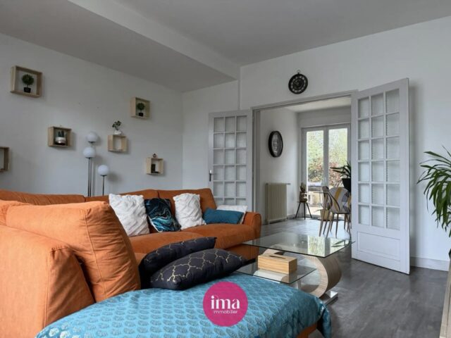 À VENDRE | En avant-première sur nos réseaux 🤩

Découvrez ‘BUCKY’, une maison de 103m2 située dans le quartier Heuzé. 

🥰 On aime son double salon-séjour lumineux de plus de 33m2 donnant directement accès à une terrasse sans vis à vis et son grand jardin arboré ainsi que ses trois chambres parquetées !

🏡 Les bonus de ‘BUCKY’ : sa cave de 50m2, son double stationnement devant la maison et son garage de 10m2 pour vos vélos ou motos.

À la recherche d’une maison confortable et sans aucun travaux ? Contactez-nous pour visiter 😊

#maisonavendre #immobilierlemans #projetimmobilier #lemans