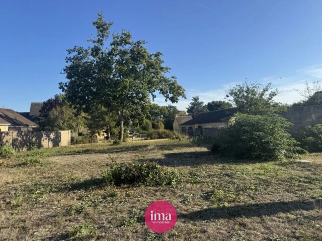 | A VENDRE | Votre futur chez-vous se trouve peut-être ici ? 🌳

Découvrez ‘VALMON’, ce terrain constructible de 649m² situé à Saint-Pavace.

✅ Ses atouts : Terrain plat, double accès à la parcelle, belle largeur et profondeur de terrain.

Tous les critères sont réunis pour y construire votre parfaite future maison 🤗
Contactez-nous !

#terrainavendre #terrain #saintpavace #construction #projetimmobilier lemans