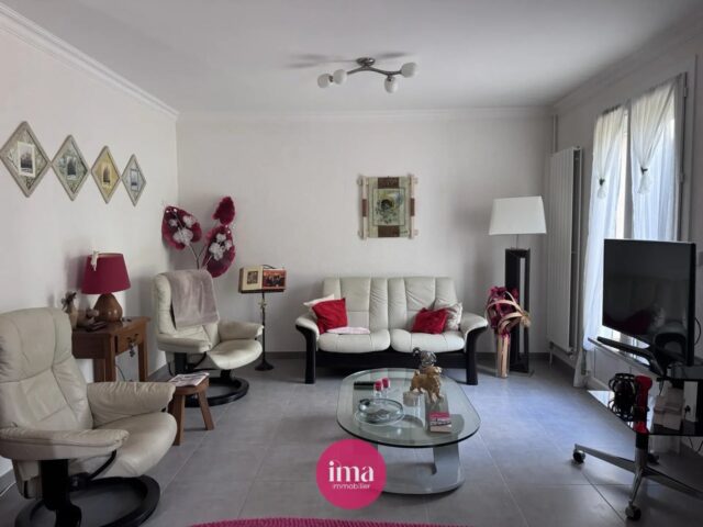 | A VENDRE | Maison semi-indépendante dans un quartier recherché 🏠

Découvrez ‘SAGRADA’, cette maison d’environ 105m2 située au Villaret, au Mans. 

🥰 On aime son séjour de près de 28m2 donnant sur une grande terrasse puis son jardin, sa cuisine indépendante de 9m2 et ses 4 chambres chambres !

En bonus, profitez d’un garage de 18m2 ainsi que d’un abri de jardin 🚗🪏

Contactez-nous pour en savoir davantage 😊

#maisonavendre #immobilierlemans #projetimmobilier #garage #achatimmobilier